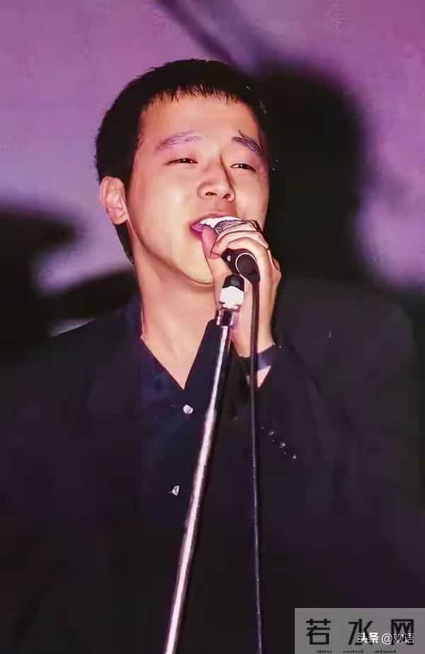 王菲没想到,自己56岁的前夫如今隐居阿那亚,把生活过成了一首诗