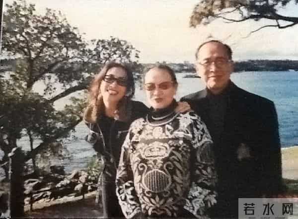 上海歌手沈小岑:定居西班牙,和英国老公很甜蜜,68岁瘦到快脱相