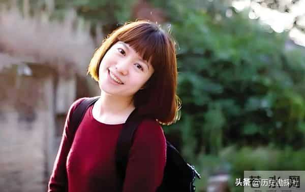 这是翁帆和杨振宁领证留影,弟弟、弟媳陪同,杨振宁一脸不好意思