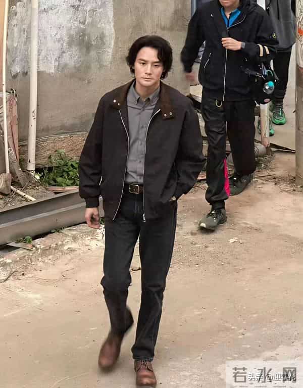 42岁王凯现身福建农村，身材暴瘦 脸颊凹陷 感觉好憔悴，苍老好多啊