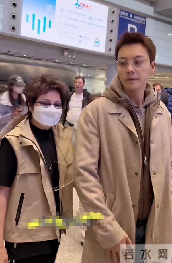 何穗在别墅晒产后美照！腹直肌分离身材未恢复，婆婆落地北京探望