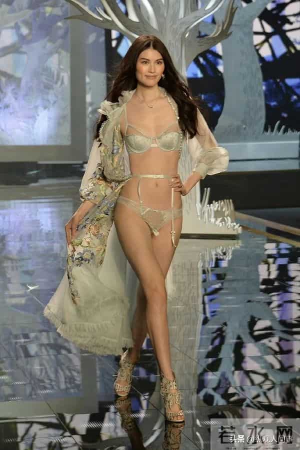 何穗在别墅晒产后美照!哺乳期特征很明显,小腹平到内凹光脚踩地