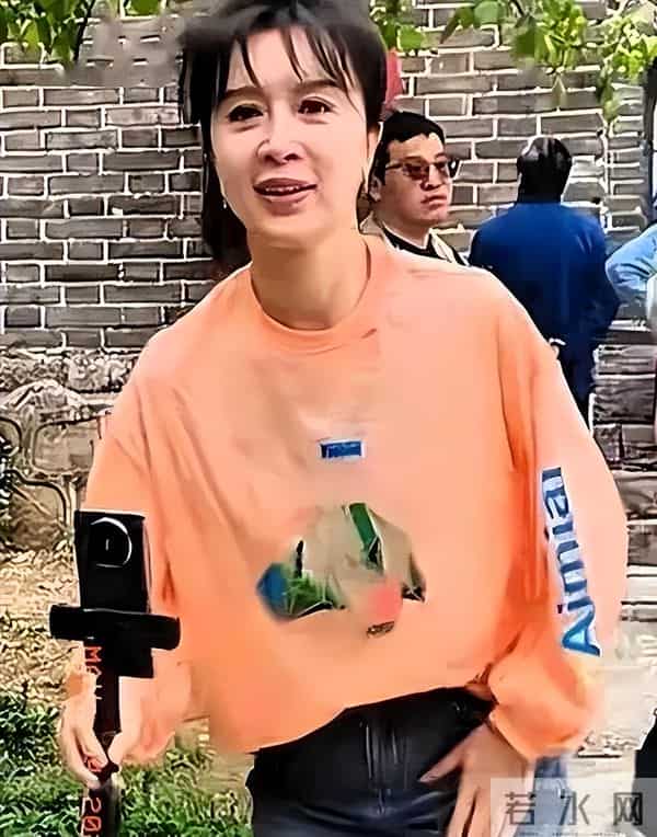 50岁金巧巧被偶遇,网友锐评:奶奶的脸,孙女的头型,少女的身材