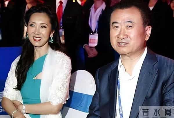 当29岁京东夫人遇上59岁万达夫人，两人相差30岁，章泽天却输了？