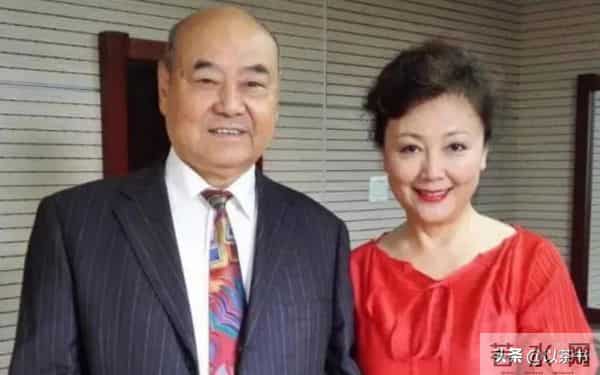 她与军官丈夫恩爱46年零绯闻,如今68岁直面衰老,比扮嫩惊艳