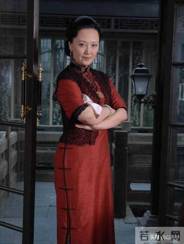 她与军官丈夫恩爱46年零绯闻,如今68岁直面衰老,比扮嫩惊艳