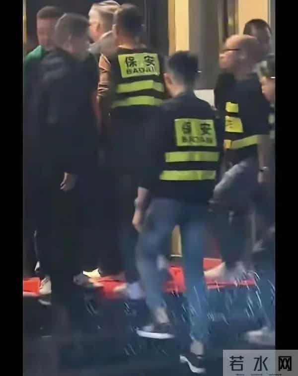 向佑彻底摆烂，南昌酒吧挥霍，新女友全程烟酒不离手