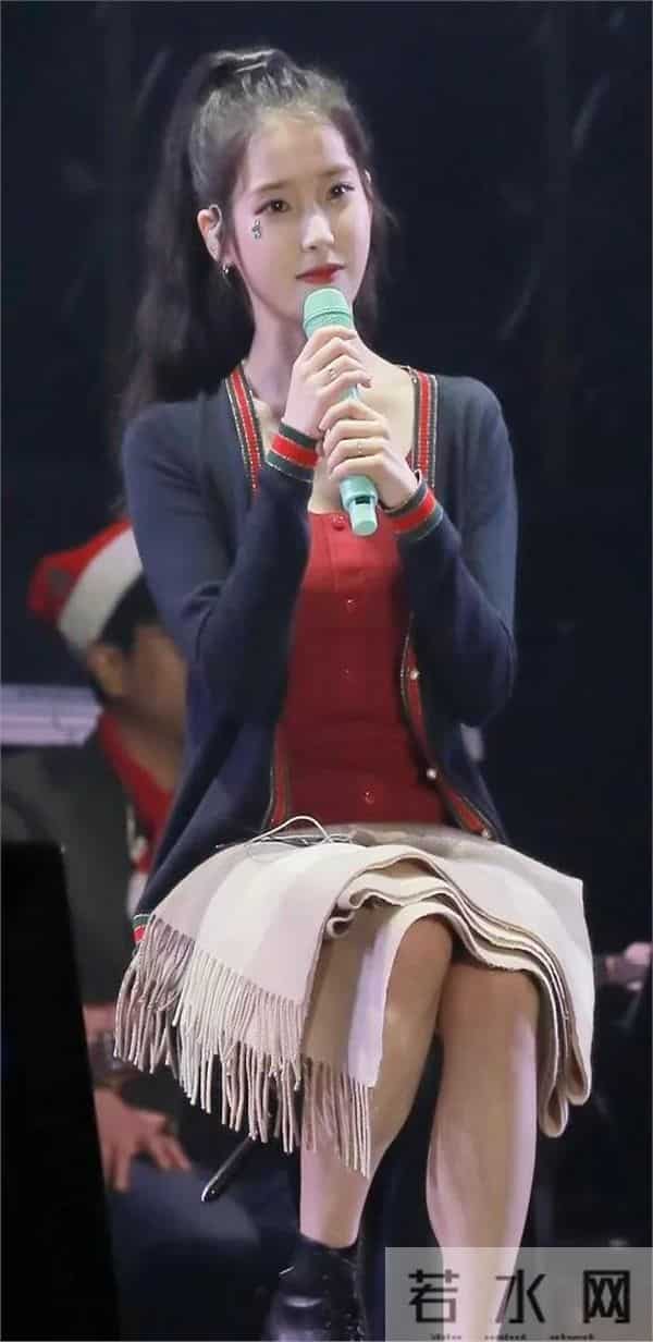 iu李知恩也有丰满风韵的时刻，这个衣服真挺漂亮