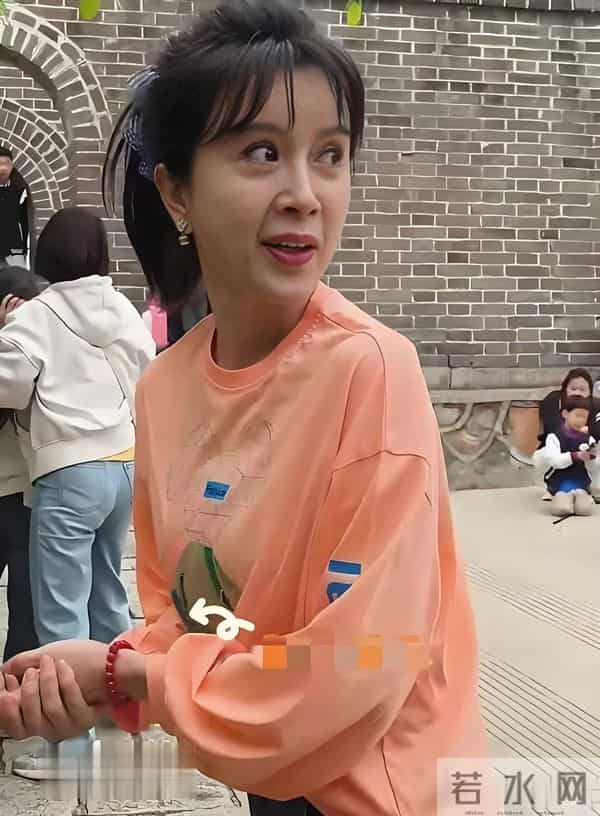 50岁金巧巧被偶遇,网友锐评:奶奶的脸,孙女的头型,少女的身材