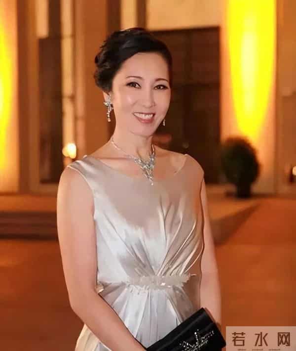 当29岁京东夫人遇上59岁万达夫人，两人相差30岁，章泽天却输了？