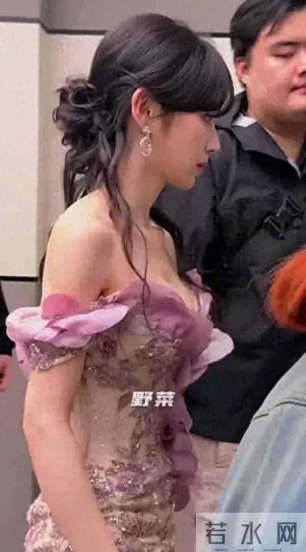 网友街头偶遇田曦薇，身材丰满曲线玲珑，比电视上更好看