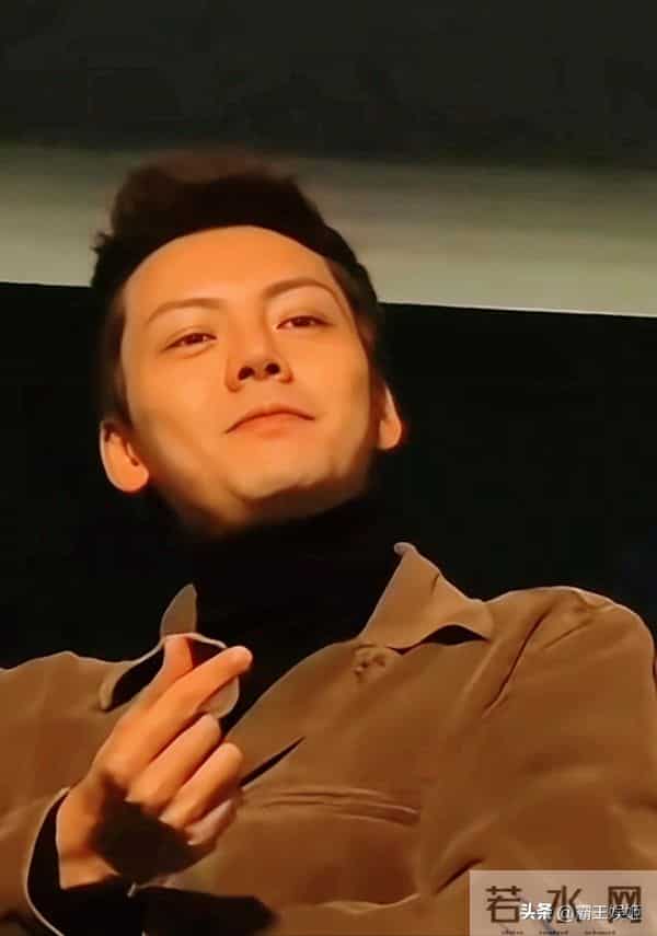 陈伟霆现身谢霆锋演唱会现场,侧颜逆天,霍汶希看得都犯花痴了