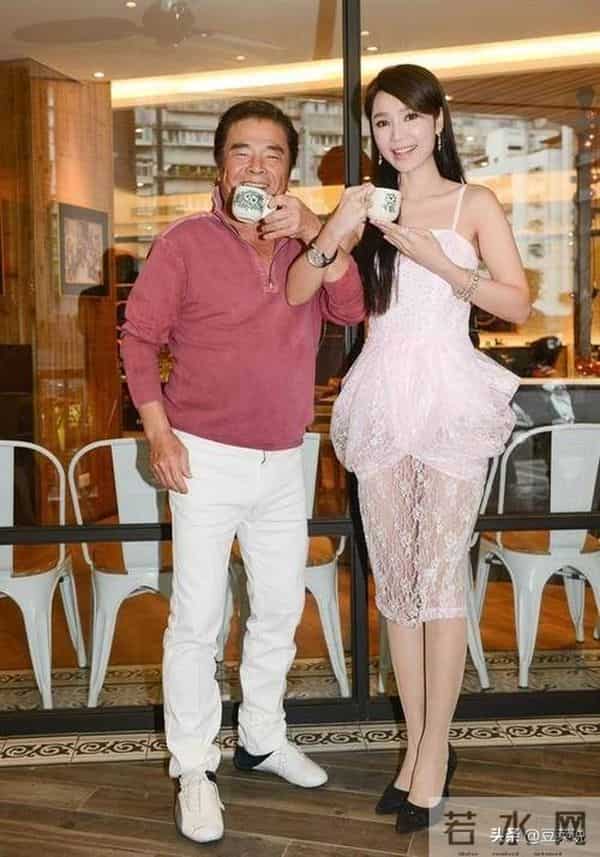 他与6个老婆共处一室，每人每月7万零花钱，71岁又娶了50岁妻子