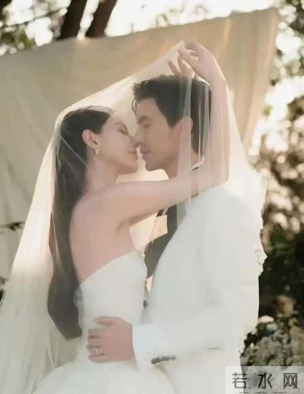 泰星Mai婚礼在私人豪宅举办,低调温馨,宾客20多人,花童是小狗