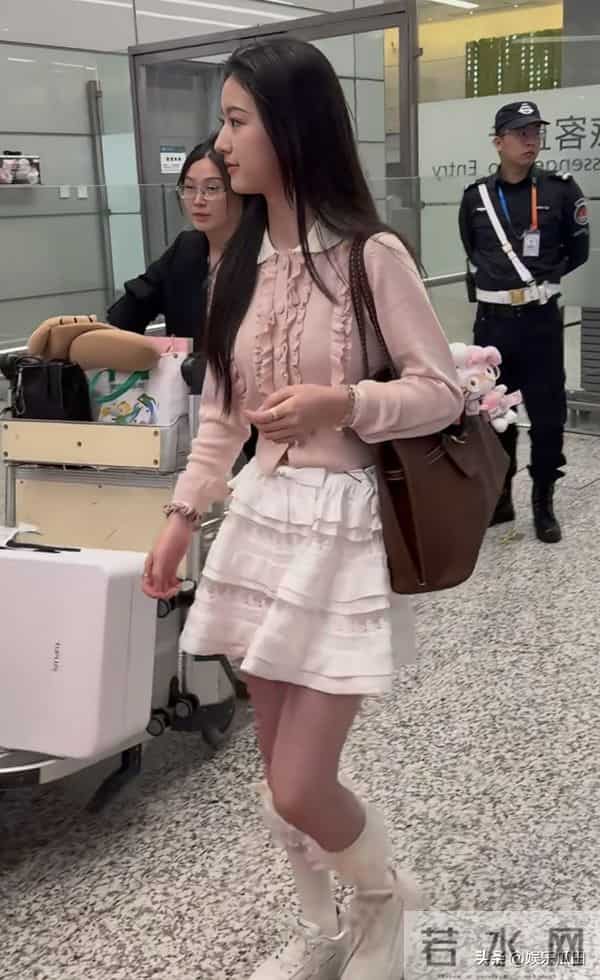 16岁裴佳欣现身机场被偶遇，粉上衣配白短裙，好清纯好可爱