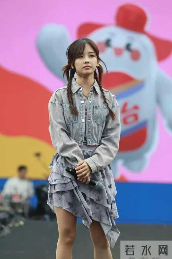 王冰冰怎么这么爱穿肉色丝袜？谁教她的？