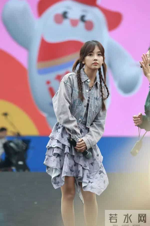 王冰冰怎么这么爱穿肉色丝袜？谁教她的？