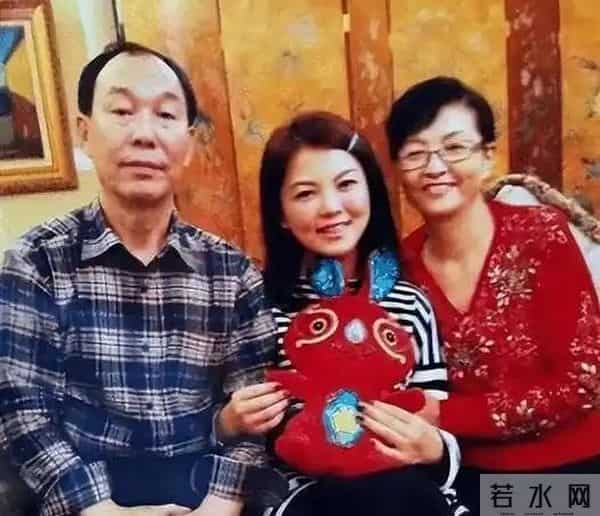 李湘回湖南老家!父母住大别墅,客厅堆满鲜花,她反而不敢露脸!