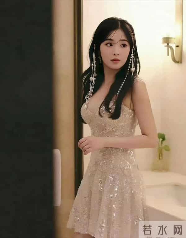 张含韵原来这么美,原以为她是甜妹 没想到身材如此丰腴