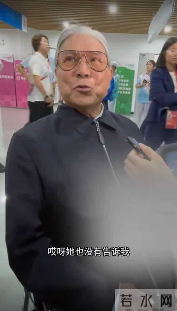 79岁霍震霆 身子硬朗精神饱满，受采访提到儿媳郭晶晶笑得合不拢嘴