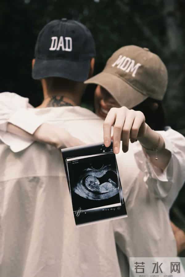 何穗官宣生子后首晒照,身穿瑜伽服身材尽显,小腹平坦四肢纤细,获赞“不愧是超模”