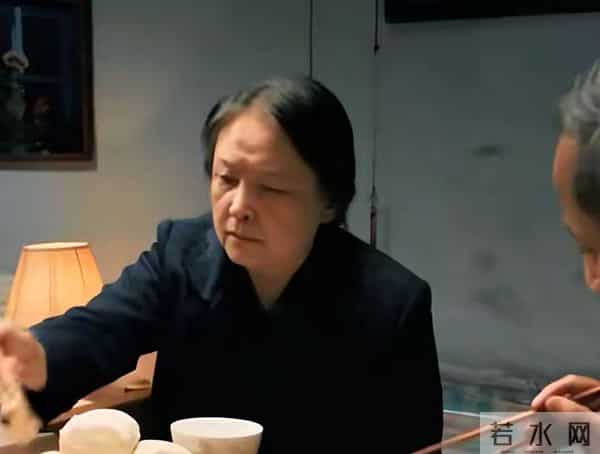 从主持人到演员，她为儿子息影，却在丈夫肝癌去世后，靠演技出圈