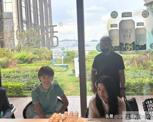 郭晶晶和欧阳夏丹现身香港K11,一个魅力十足,一个漂亮显年轻