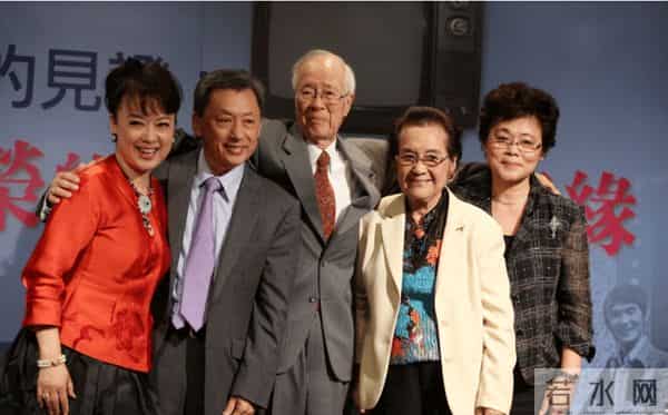 42岁结婚6年后回归单身,在97岁母亲面前,她仍是爱唱歌的小女孩