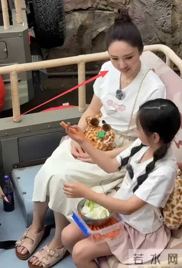 董璇大聊婚后生活，回应67元婚礼餐标，上几千个热搜乐的合不拢嘴