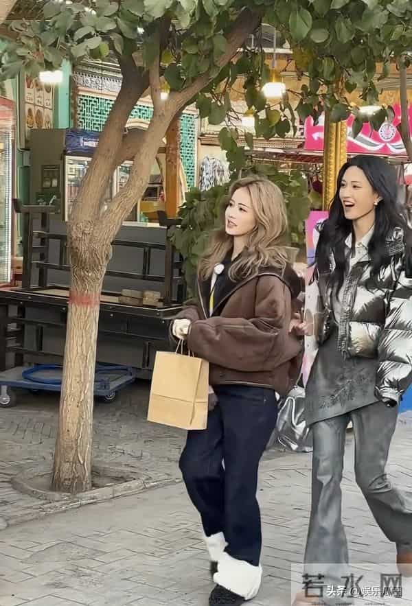 网友喀什古城偶遇白鹿 本人超美 穿搭洋气 在路边吃烤肉的样子好可爱