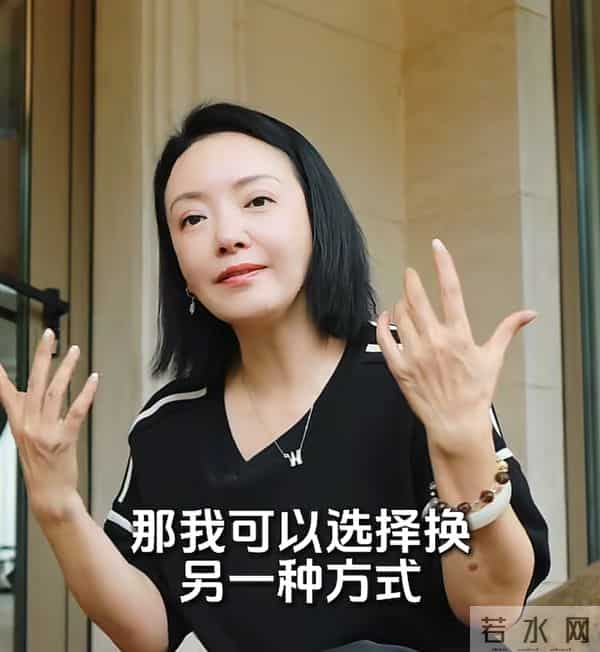 破产后，王中磊搬新家还住别墅，院子稀稀拉拉，老婆叹回不到以前