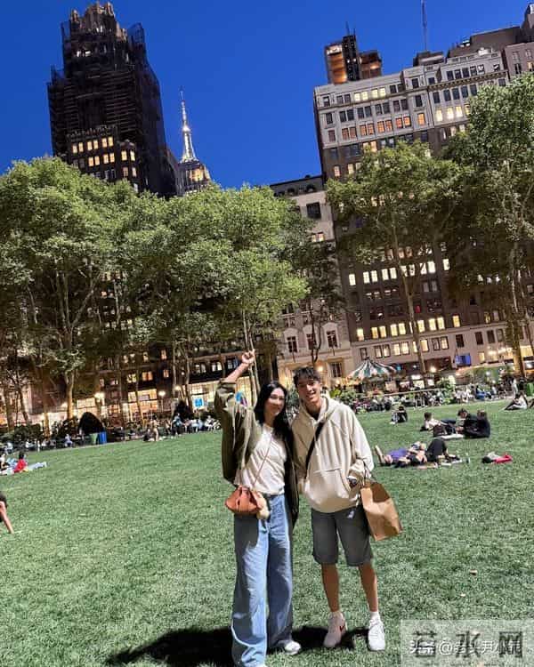 姚焯菲托实李克勤大仔恋情疑升温 女方娇羞甜笑更公然耍花枪