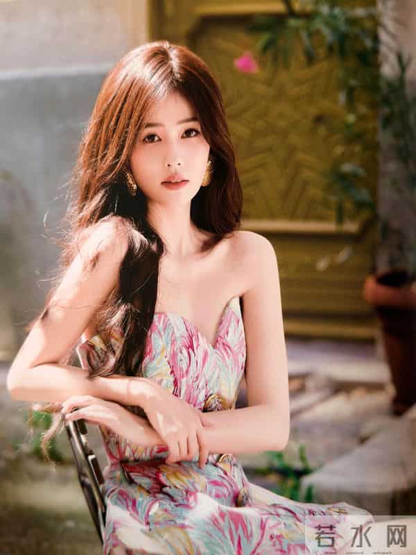 白鹿不要这么考验大家的定力!最近好爱穿抹胸裙啊