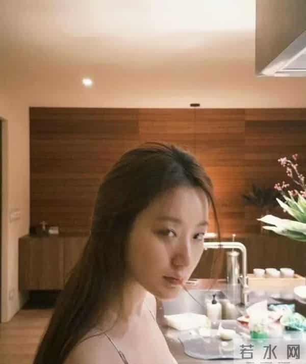 叶舒华在家穿得太少,暴露了巨好身材