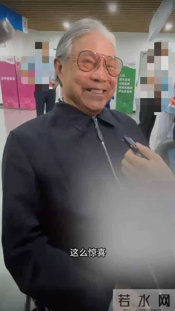 79岁霍震霆 身子硬朗精神饱满，受采访提到儿媳郭晶晶笑得合不拢嘴