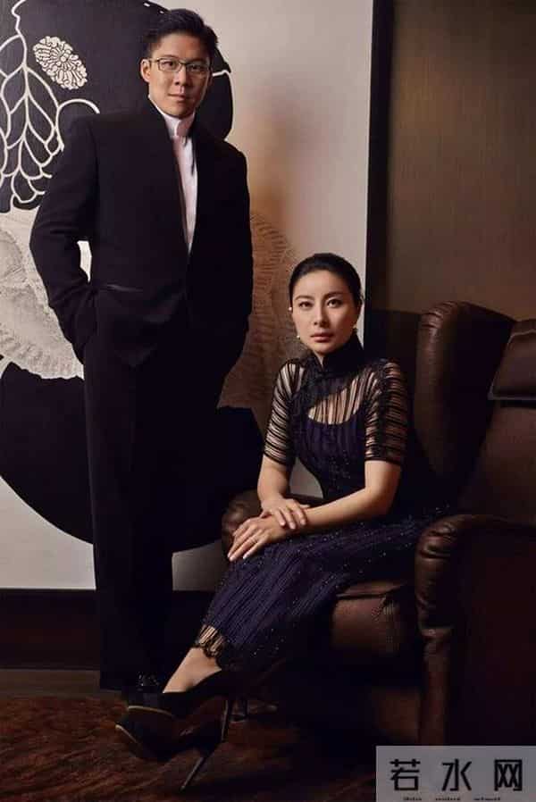 郭晶晶参加晚宴,黑色全裹礼服不透不露 ,新发型高贵典雅雍容华贵