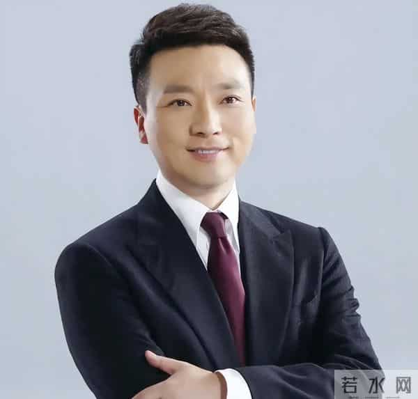 康辉接班人出现了!央视全网亮相,草根逆袭被怒赞,两人经历相似