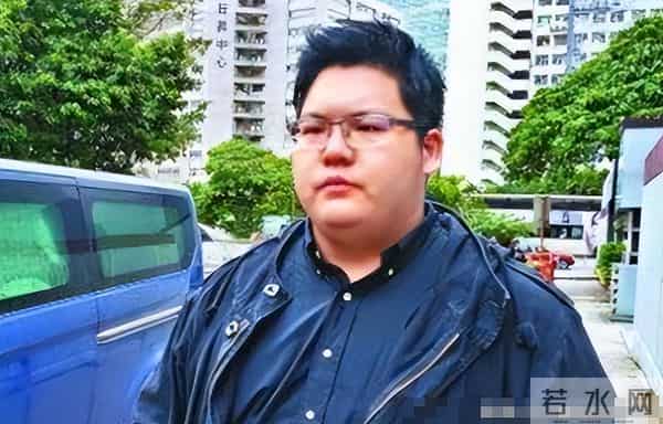 向佑算是没救了!现身南昌酒吧,烟酒不离手,旁边的女人又胖又颓