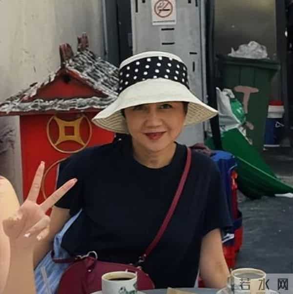 赌王四太梁安琪近况,皮松肉垮骨头突出,马来街头戴礼帽吃路边摊