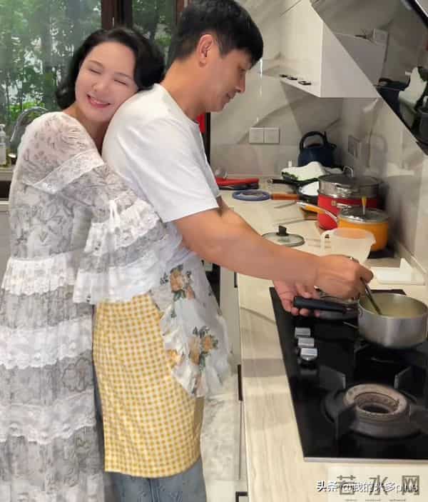 郭晓冬和老婆吵架,48岁程莉莎被气哭,抱怨老公不哄她,很痛苦