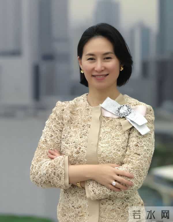 何猷君也没想到，自己63岁的大姐何超琼，竟还能再为赌王家族争光