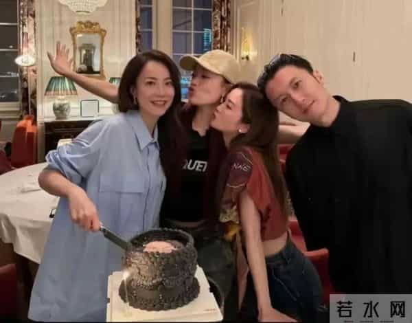 谢霆锋王菲现身北京机场,天后把头靠在男友身上,甜蜜动作不断