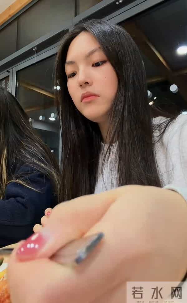 16岁王诗龄晒留学日常,住宿舍周末还在学习,瘦下来五官好像李湘