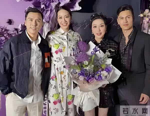 甄子丹夫妇和吕良伟夫妇一起合影留念,两位女士气质优雅 落落大方