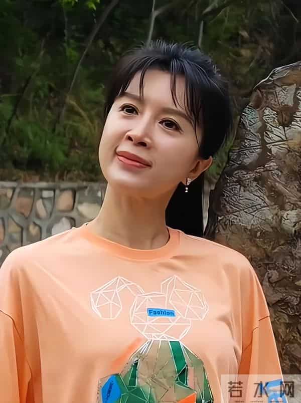 50岁金巧巧被偶遇,网友锐评:奶奶的脸,孙女的头型,少女的身材