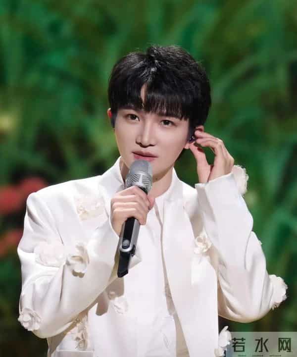 不到24小时，央媒两次点名周深，歌坛地位一览无遗，那英说对了