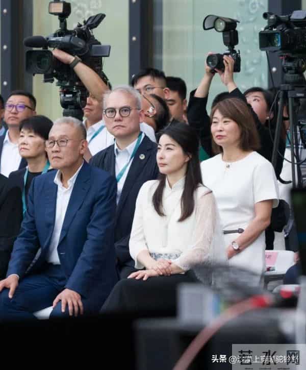 郭晶晶和欧阳夏丹现身香港K11,一个魅力十足,一个漂亮显年轻