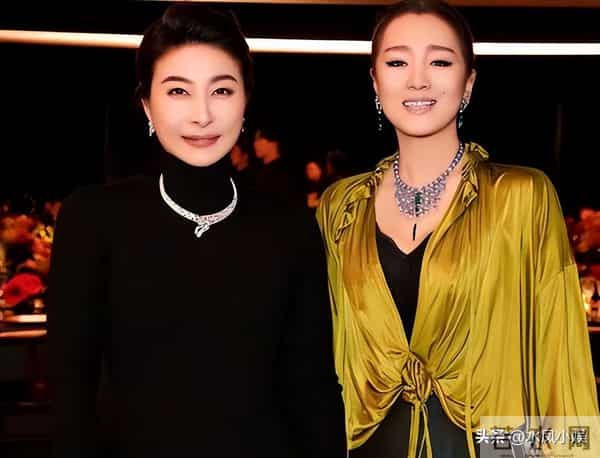 北京这一夜，郭晶晶用“全裹”造型，给了内娱女星一记优雅的耳光