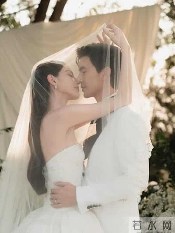 15克拉钻戒套牢！泰国女神Mai甜嫁7年男友…「山中婚礼」头纱吻