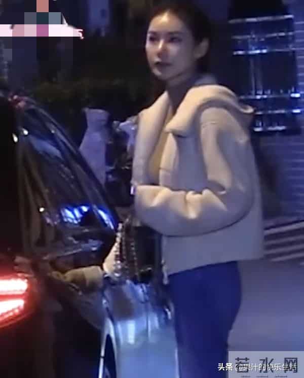 知名娱记拍到，筱梅陪小菲等车！小腹隆起明显，疑有四月身孕！